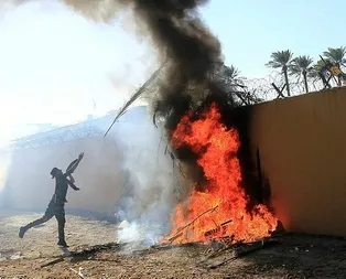 Iraklılar ABD elçiliğini yaktı