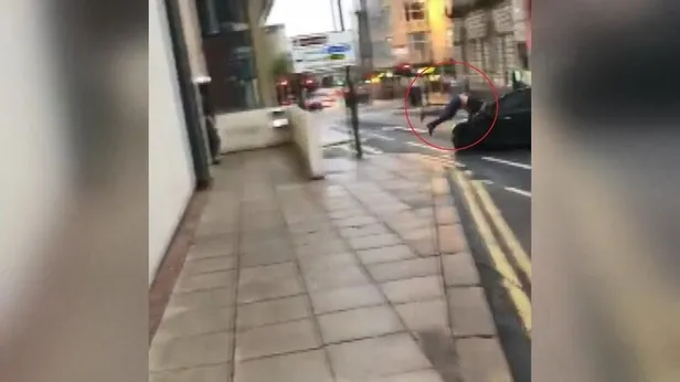 Sokak ortasında rezalet! Topuklu ayakkabı terörü... Genç kadını görenler inanamadı-3