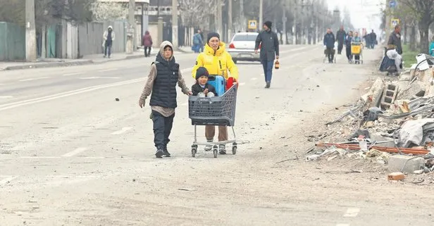 Savaşın en trajik karesi! Mariupol’de bir zamanlar alışveriş paketi koydukları market sepetleriyle eşyalarını taşıdılar