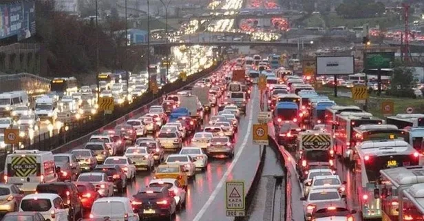 İstanbul'da yağmur trafiği kilitledi!