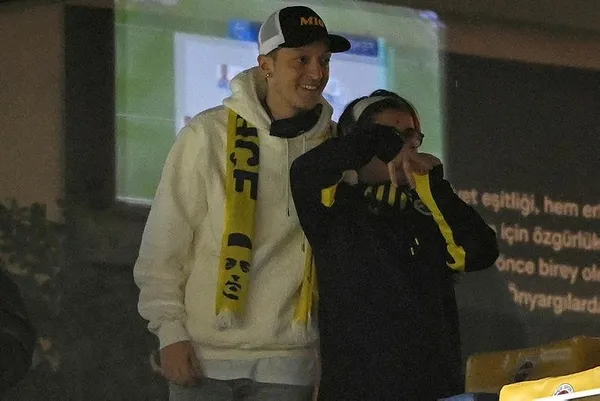 fenerbahcenin-dunyaca-unlu-yildizimesut-ozil-kadikoye-ayak-basti-1611594320531.jpeg Fenerbahçe'nin dünyaca ünlü yıldızı Mesut Özil, Kadıköy'e ayak bastı!-4