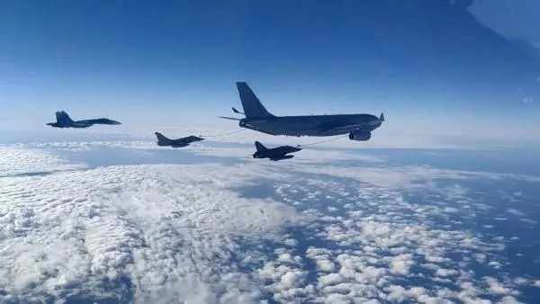 Son dakika: Rus savaş uçaklarından Fransız savaş uçaklarına yakın takip-3