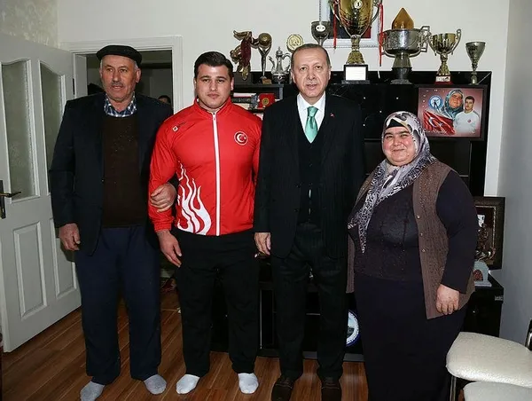 Cumhurbaşkanı Erdoğan milli güreşçiyi evinde ziyaret etti-3