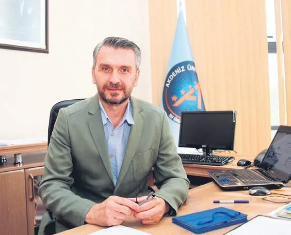 Ensar Kerdige, 21 yıldır takım elbise ile sokakları temizliyor (Yaşam haberleri)-4