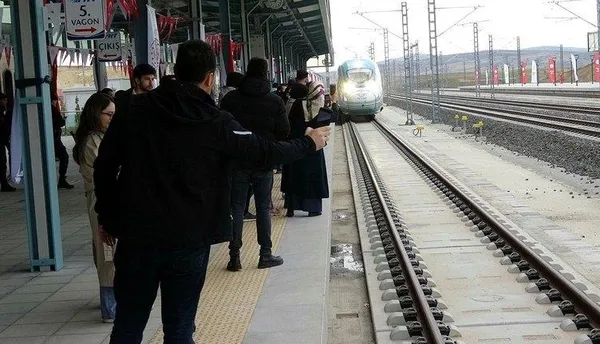 baskan-erdogan-mujdeyi-vermisti-mayis-ayina-kadar-ucretsiz-olan-yuksek-hizli-tren-hattina-yogunluk-1682607519190.jpeg