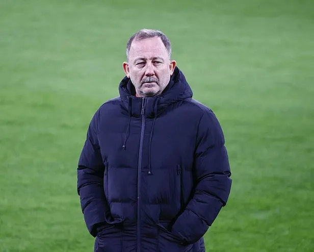 Sergen Yalçın, 5-0’lık Dortmund yenilgisi sonrası aldığı kararı yardımcılarına açıkladı: Artık yapamıyorum gidiyorum-7