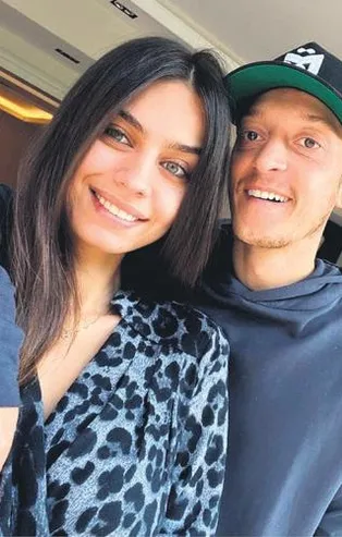 Amine Gülşe ve Mesut Özil 'Dünya Yaşlılar Günü'nde Hindistan’a mutluluk saçtı