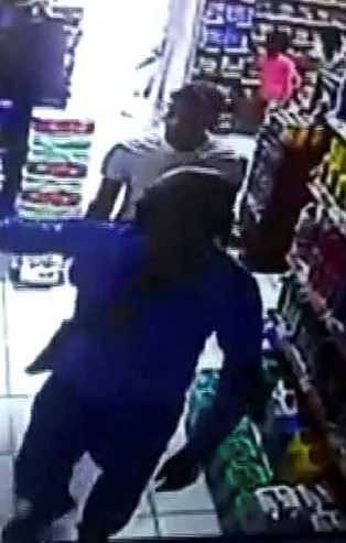 Esenyurt'ta şampuan ve çorap çalan şüphelilere market sahibinden dayak