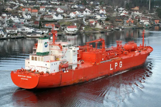 Dev LPG tankeri İstanbul Boğazı'ndan geçti
