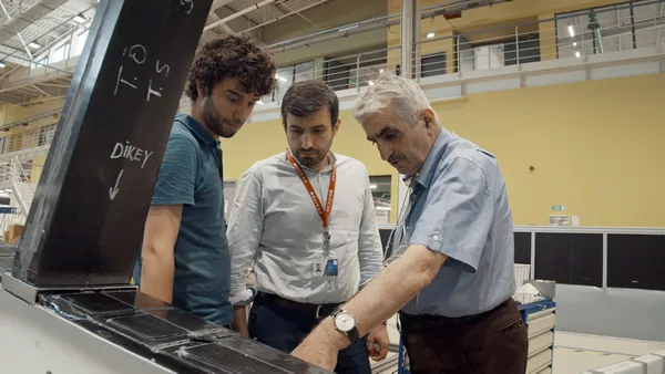 canli-yerli-ve-milli-iha-siha-ve-tihalarin-fikir-babasi-ozdemir-bayraktar-son-yolculuguna-ugurlaniyor-1634631391291.jpg Yerli ve milli İHA SİHA ve TİHA'ların fikir babası Özdemir Bayraktar son yolculuğuna uğurlandı! Namaz sonrası Enfal Suresi 60. ayeti okundu-18