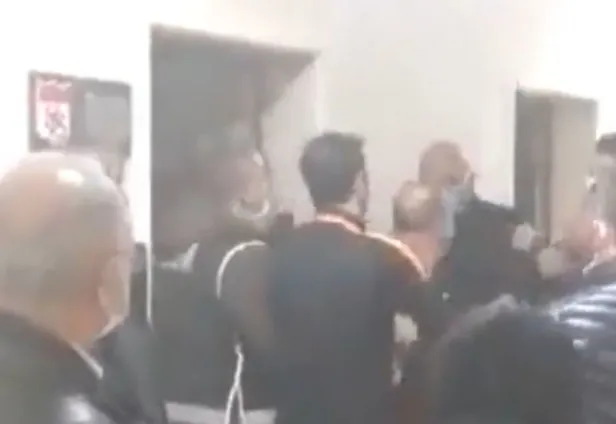 fatih-terimin-bomba-goruntuleri-ortaya-cikti-zor-sakinlestirdiler-gelsene-ulan-buraya-1639516086319.jpg Fatih Terim'in bomba görüntüleri ortaya çıktı! Zor sakinleştirdiler... "Gelsene ulan buraya..."-3