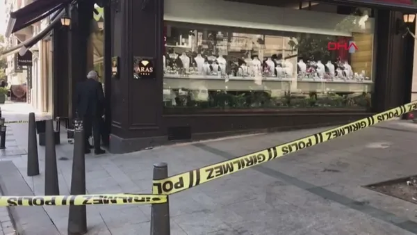 istanbulun-gobeginde-milyonluk-soygun-polis-her-yerde-onlari-ariyor-1634206930884.jpg İstanbul'un göbeğinde milyonluk soygun! Polis her yerde onları arıyor-5