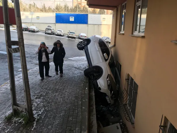 İstanbul'da cadde buz pistine döndü! Araçlar bu hale geldi-2