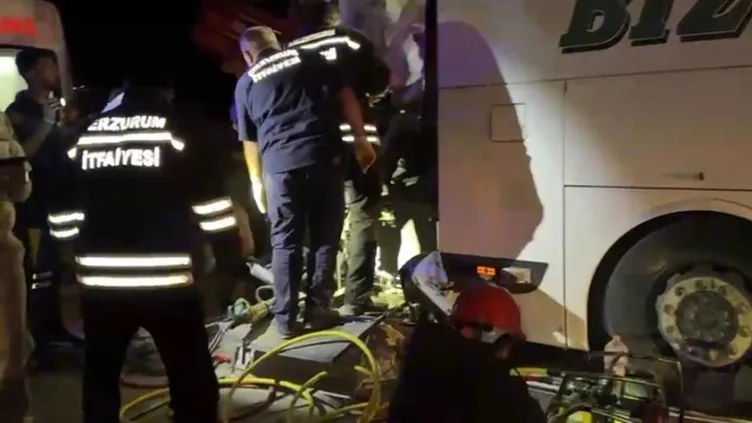 Erzurum’da feci kaza! Yolcu otobüsü traktöre çarptı: 2 ölü, 14 yaralı