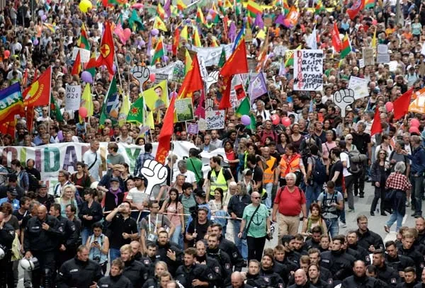 PKK paçavrasıyla yürüyenleri Alman polisi korudu-1