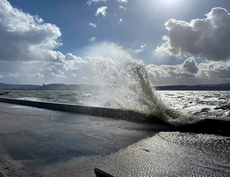 İzmir Konak’ta deniz taştı iş yerlerini su bastı!
