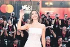 Ünlü oyuncu Özge Özacar Venedik Film Festivali'nde göz kamaştırdı!