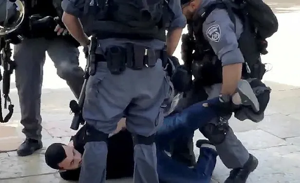 Son dakika: İsrail polisinden Yahudi yerleşimcilere tepki gösteren cemaate müdahale-1