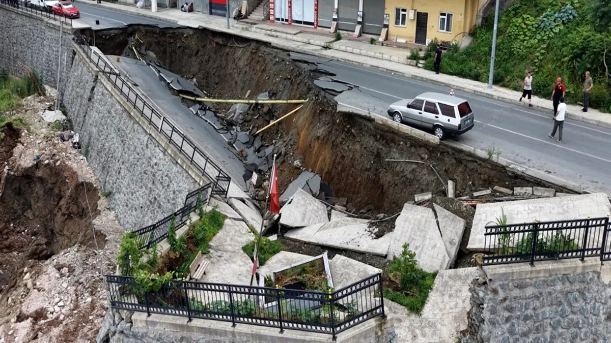 Rize'de yol çöktü! Binalar tahliye edildi: İşte olay anı
