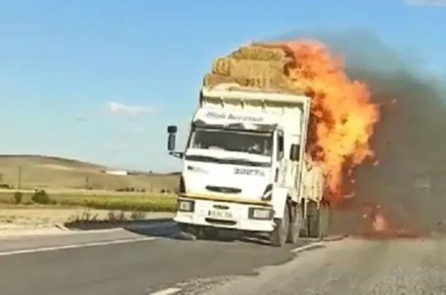 Çorum'da saman balyaları taşıyan kamyon alev alev yandı