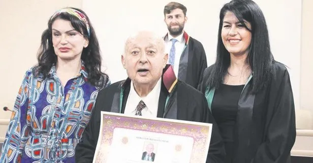 84 yaşındaki Mustafa dede genç meslektaşları ile mazbatasını aldı!