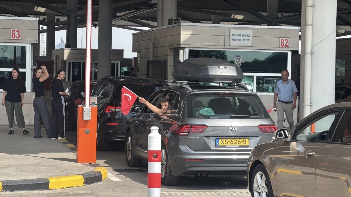 Gurbetçinin uzun yol yorgunluğuna çözüm… Yabancı plakalı araçlarda aile üyelerine sürüş hakkı tanındı
