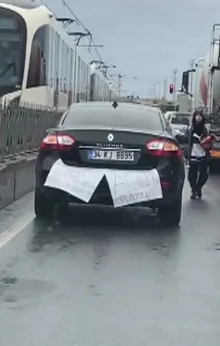 İstanbul'da ilginç olay! Aracına "Çok acemiyim" yazan kadın sürücü kaza yaptı