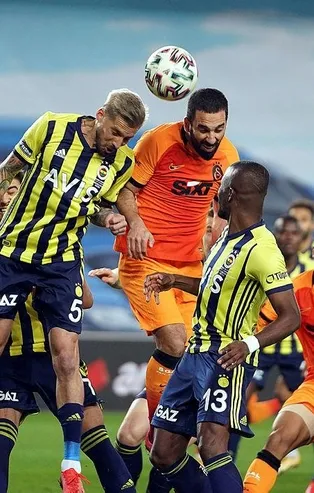 Fenerbahçe-Galatasaray derbisinde tartışmalı an! Galatasaray bu pozisyonda penaltı bekledi