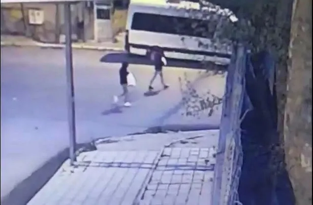 Küçükçekmece'de pes dedirten olay! Yeni doğan bebeği boş arsaya böyle bırakmışlar-2
