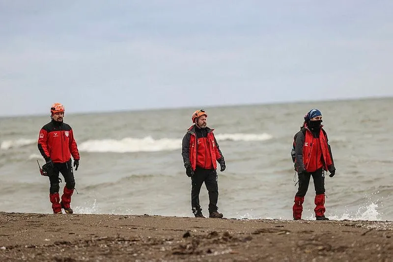 Ekipler, arama çalışmalarına karadan da destek veriyor.
