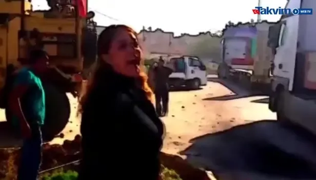 ABD çekiliyor YPG çıldırıyor! Beslediği terörist 'Hain Amerika' diyerek konvoyu taşladı!
