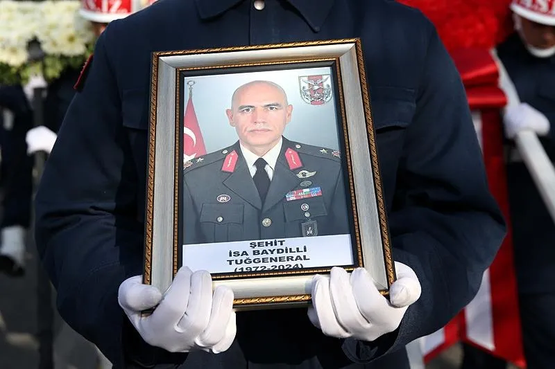 Isparta'da helikopter kazasında şehit olan Isparta Kara Havacılık Okul Komutanı Tuğgeneral İsa Baydilli, memleketi Kayseri'de Kalemkırdı Camisi'nde kılınan namazın ardından toprağa verildi. (AA)
