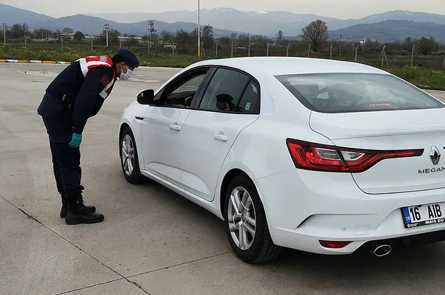 Araçta onları görünce cezayı yazdı! Koronavirüs tedbirleri kapsamında...