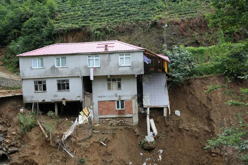 Rize'de 1 ev çöktü, 22 ev boşaltıldı, mahsur kalanlar kurtarıldı - 12