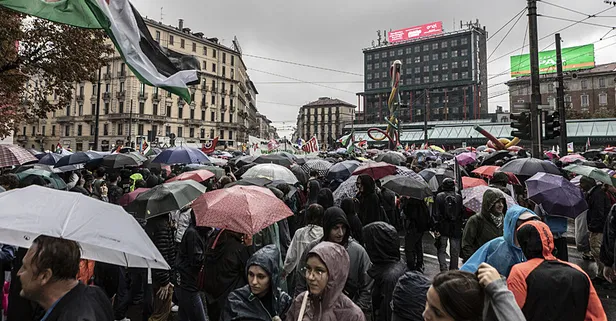 İtalya’da sendikalar Gazze için grevde! Binlerce kişi sokağa çıktı: Limanlar kapatıldı ulaşım aksadı...