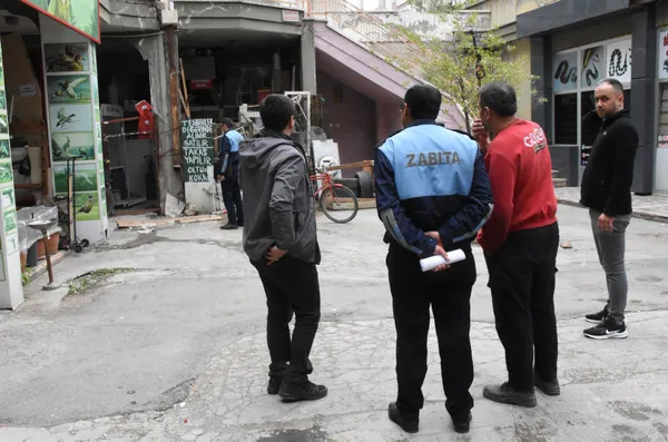 sivasta-is-haninin-icindeki-kullanilmayan-dukkani-fareler-basti-esnaf-isyan-etti-1652091808447.jpg Sivas'ta iş hanının içindeki kullanılmayan dükkanı fareler bastı! Esnaf isyan etti-9