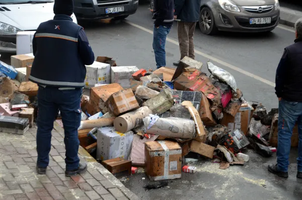 kargo-takip-yapiyorsaniz-bosuna-beklemeyin-istanbul-avcilarda-kamyonetteki-kargolar-yandi-1647330000139.jpg Kargo takip yapıyorsanız boşuna beklemeyin! İstanbul Avcılar'da kamyonetteki kargolar yandı-5