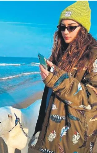 Burcu Özberk bir dostunun köpeğiyle böyle poz verdi