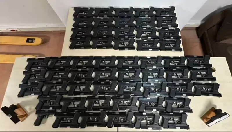 istanbul-polisinden-taksi-ve-depoya-es-zamanli-silah-baskini-1775109634126.jpg İstanbul polisinden taksi ve depoya eş zamanlı silah baskını-3