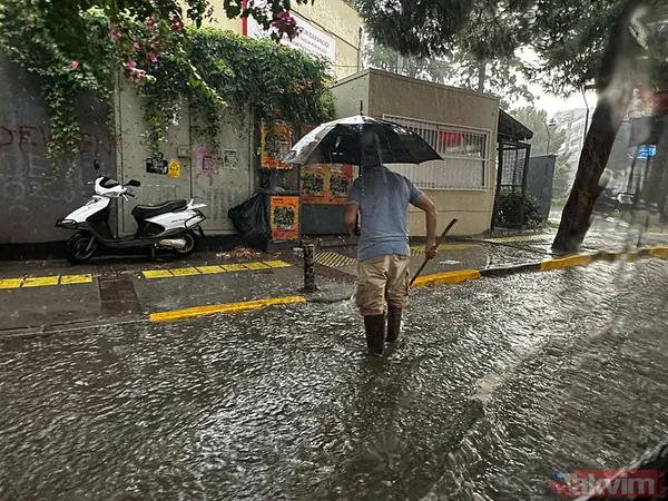 İzmir'de kent merkezi sularla doldu: Ağaçlar devrildi, araçlar gidemedi | Sokakta 2 kişi elektrik akımına kapılarak hayatını kaybetti - 18