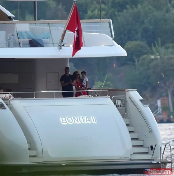 Varını yoğunu 24 yaş küçük eşine döküyor! Özcan Deniz'den eşi Samar Dadgar'a milyonluk hediye! Samar dosta düşmana havasıını attı - 11