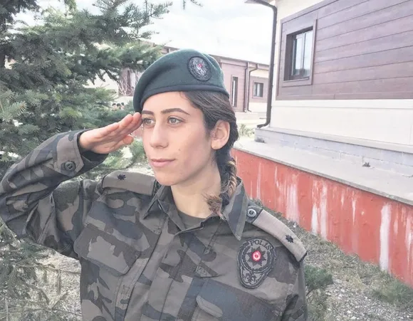 Fırsatçılar Elazığ'da kiraya fahiş zam yaptı, şehit ailesi ise devletin verdiği evi depremzedeye bağışladı!-2