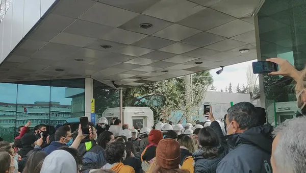 son-dakika-bogazici-universitesi-onunde-izinsiz-gosteri-yapan-12-kisi-gozaltinda-1616684806612.jpg