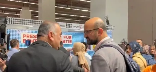 almanyada-fetocu-alcak-ercan-karakoyun-a-haber-muhabiri-ismail-erele-saldirdi-1666537864390.jpg Almanya’da FETÖ’cü alçak Ercan Karakoyun, A Haber muhabiri İsmail Erel'e saldırdı-4