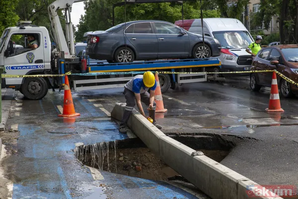 SON DAKİKA: Başkent Ankara'da sağanak yağış sonrası yol çöktü - 6