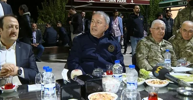 Milli Savunma Bakanı Akar Irak sınırının sıfır noktasında Mehmetçikle iftar yaptı: Terör belasından tamamen kurtulacağız