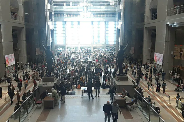 İstanbul Adliyesi'nde sınav yoğunluğu! Yanlarında bakın ne getirdiler