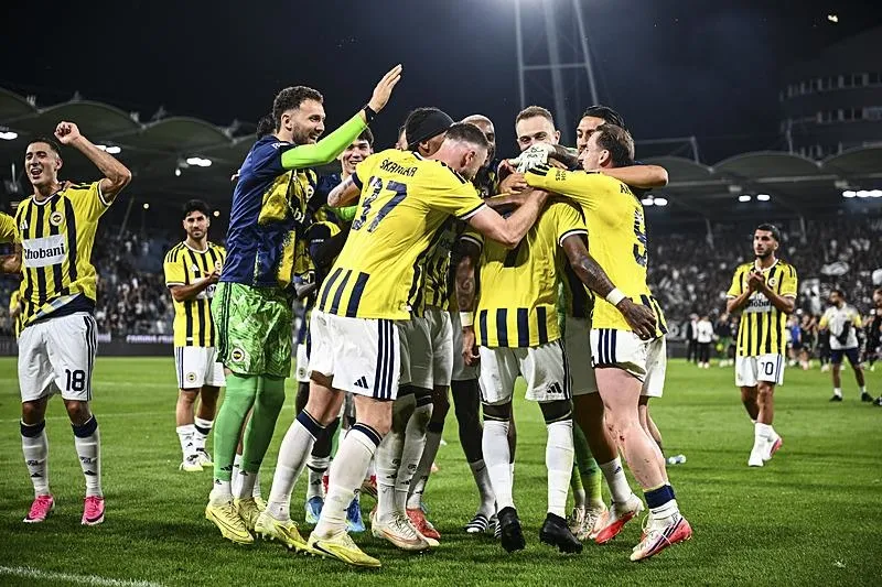 fenerbahce-avantaj-pesinde-ismail-kartal-11i-belirledi-1786965869377.jpeg Fenerbahçe avantaj peşinde! İsmail Kartal 11'i belirledi-4