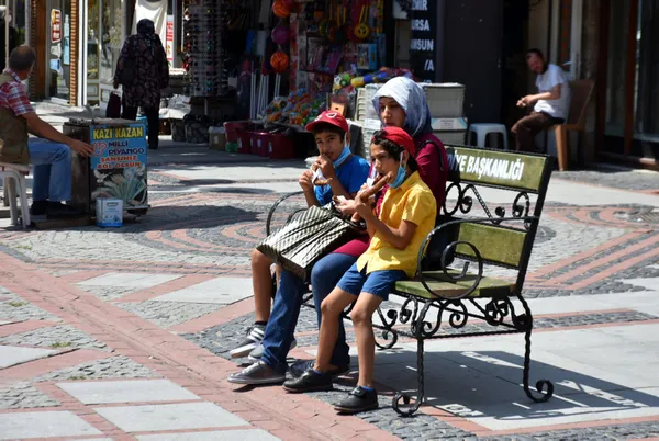 en-az-vaka-gorulen-illerden-olan-edirnede-banklar-yeniden-yerlerine-konuldu-1624450992337.jpg En az vaka görülen illerden olan Edirne'de banklar yeniden yerlerine konuldu-11