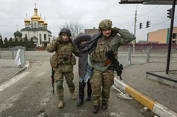 Kadın, çocuk, yaşlı... Kiev'deki tahliye koridorlarından sivillerin geçişi devam ediyor! Araçlarda dikkat çeken yazı-2